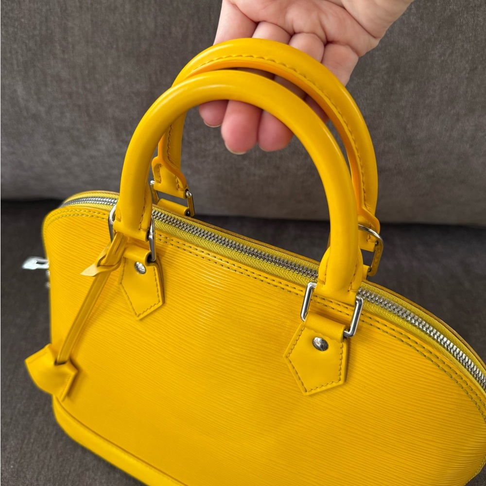 Authentic Louis Vuitton Alma PM Epi mimosa yellow leather handbag M40951 - Picture 11 of 16
